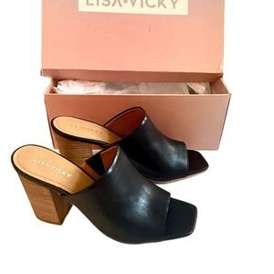 NWT Lisa Vicky Virtue V Sandal in black.  Size 7
